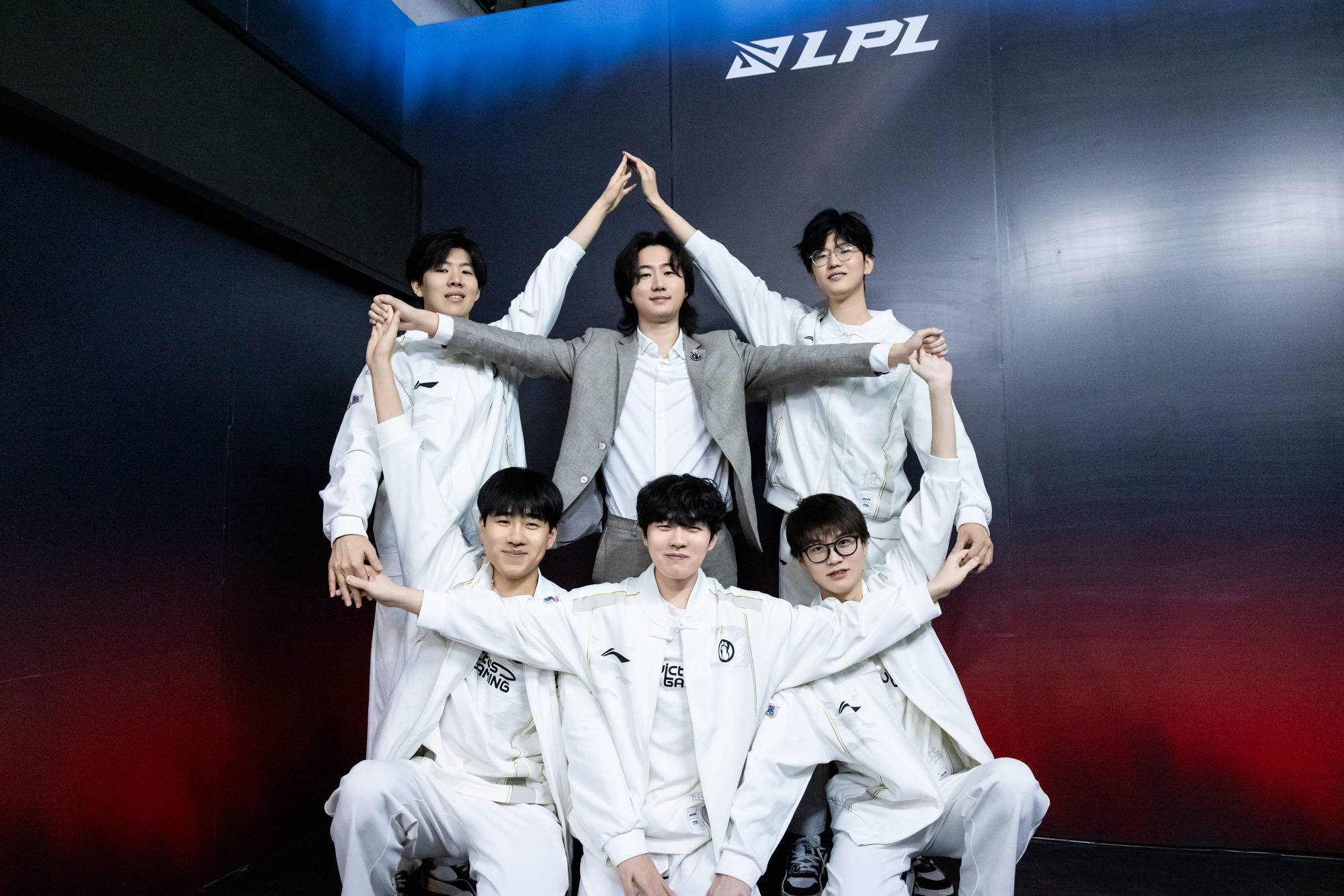 包含Rookie回归赛场，惊险取胜首场状态亮眼，IG观众沸腾！的词条