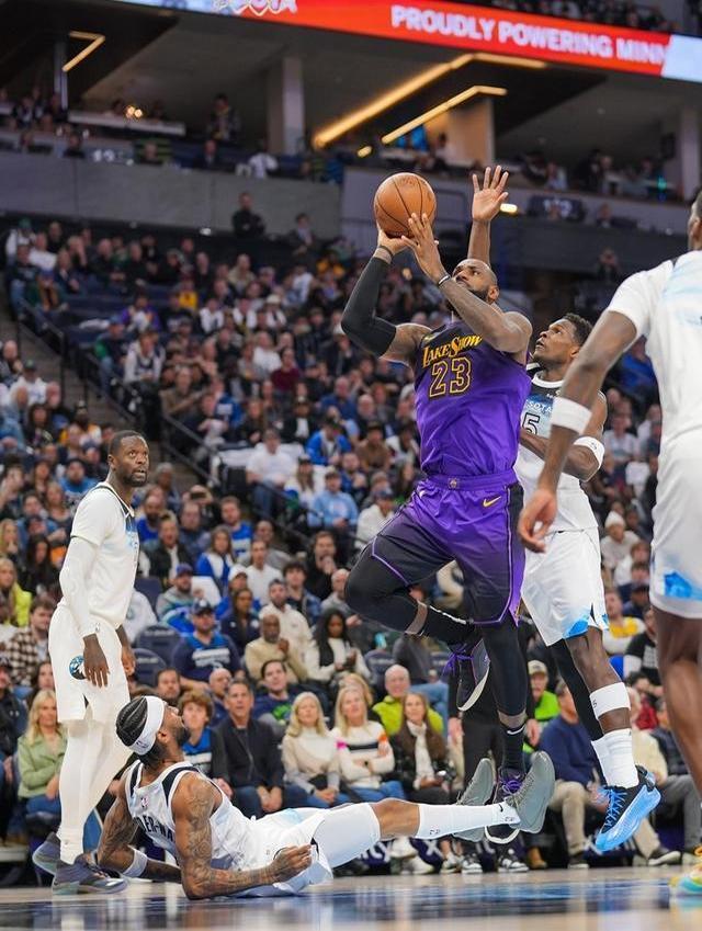 詹姆斯连续二十场比赛得分超过表现优异，尤文图斯不断突破！