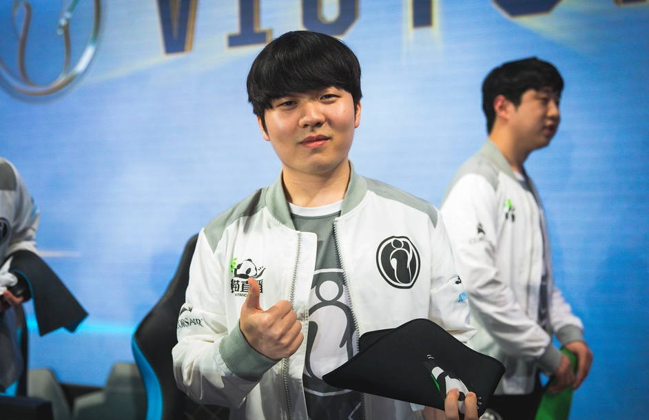 Rookie在雄鹿比赛中夺冠,战术调整引发热议! Rookie在雄鹿比赛中夺冠,战术调整引发热议!